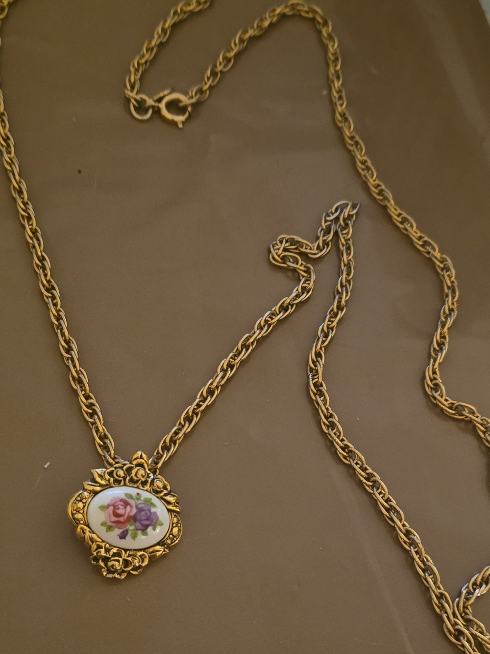 Gold-Tone Avon Floral Porcelain Pendant Necklace - Women Jewelry